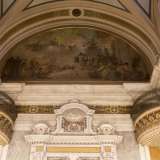 Al di sotto della lunetta, sugli angoli estremi, si stagliano due caratteristici balconcini protetti dalle grate: rappresentano l'unico collegamento ancora esistente tra la chiesa e la Prefettura...
